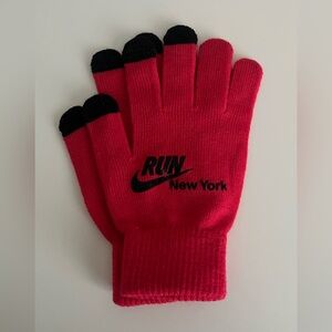Like New Nike Run New York Red Gloves with Black Touchscreen Tips